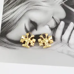 Come orecchini designer originali cerchi di cerchio logo stampato in oro colore in ottone in ottone di lusso gioielli di moda di alta qualità per donne ragazze