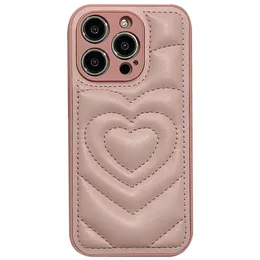 Luxury Love Heart Down Jacket Telefonfodral för iPhone 15 14 13 12 PROMAX 11 LINS Protection Bumper Puffer Cover Soft Silicon Shell