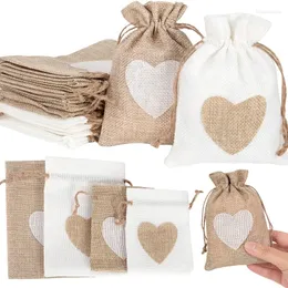 Hediye sargısı 10 adet doğal keten çuval bezi çanta kalp jüt çizimtring şeker hediyeleri düğün doğum günü partisi dekor mücevher torbaları için ambalaj çantaları
