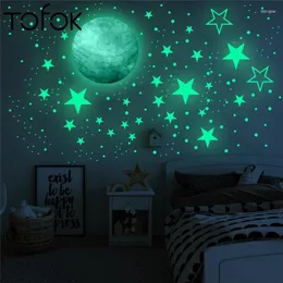 Adesivos de parede Tofok luminoso 30cm Moon Planet 166pcs estrelas decoração de adesivo fluorescente auto-adesivo para escadas de teto da sala de estar