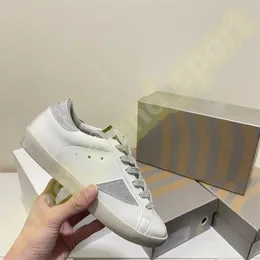 2024 Sneakers Superstar Do Old Dirty Sports Scarpe Golden Fashion Men Women Star Casual Shoes Cash White in pelle piatta di lusso per scarpe piatta 36-45 P58