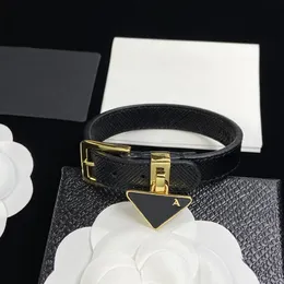 Pulseira de cartas de designer P para homens que abrem pulseiras elegantes marca de moda preto pulseiras de couro com letras jóias de alta qualidade