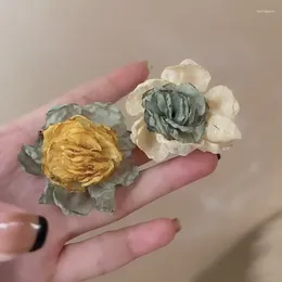 Brincos de garanhão de tecido fresco assimétrico simular pântanos de orelhas de flor Japão corea fofa camellia ralada única