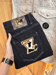 Дизайнерские мужские джинсы Обмен вкусом и ценностью последних стойков джинсов с горячими продажами осенью и зимой