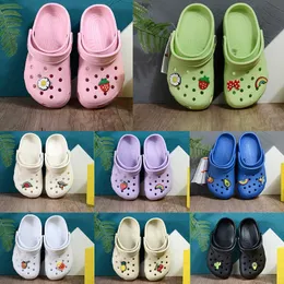 Berömda klassiska CLog Croc Designer Sandaler Kids Toddlers Slippers Clogs Slides Flat Mules Kid Summer Beach Shoes Sandles Sandels Jibbitz Charms Accessories