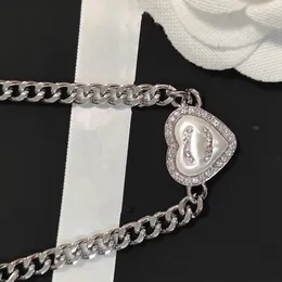 Moda damska naszyjnik projektant biżuterii 18k złota mosiężna marka Letter Wisidant High-end Pearl Chain Crystal Naszyjniki Wedding Biżuter Prezent B425