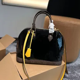 24SS Women Luxury Designer Новая серия высокая версия Shell Bag Женская сумочка на плечах сумки по кроссу с твердым цветом кошелька кошелек оригинальный аппаратный ремень логотип 31 см.