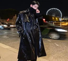 Glitter Mens Trench Coats Man Patent Deri Pu Coat Men Gevşek Kıyafetler Çift Kelime Paltalı Palto Uzun Kollu Siyah Pembe B2483589201