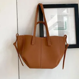 Axelväskor mjuk läder sidväska för kvinnor vintage trenddesigner pendling bagsimple fast färg hög kapacitet tote handväskor