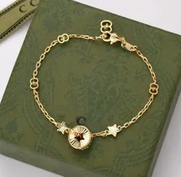 Hot Sell Style Style Star Charm Bracelets feminino jóias de designer de luxo Moda Moda Bracelete de Ouro Puracia Prata Letra Cadeia Selecionada Amantes Bracelete de Presente