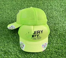 Projektant mody fluorescencyjne zielone czapki kulkowe swobodny litera zakrzywiona brzeg baseballowa litery mody Graffiti Hat9453913