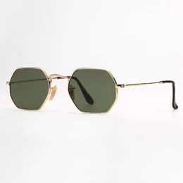 Damenmänner Sonnenbrillen Mode achteckige Sonnenbrille flache Metallgläser UV -Schutzlinsen mit Ledertuapis und QR -Code 202o