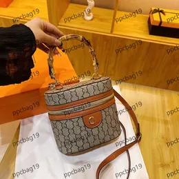 여성 플랩 가방 가방 패션 메신저 백 스트랩 조절 가능한 특허 가죽 숄더백 크로스 바디 슬링 백 세련된 지갑 상자 메이크업 가방 19*16*11cm