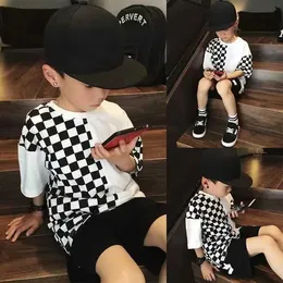 T-shirts Boys Summer ldren algodão Camiseta 2024 Novo Black White Chessboard grade coreana Moda curta Moda Loose Hip Hop Camiseta H240508