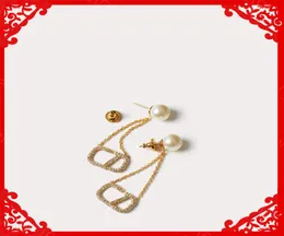 Kvinna pärlor örhängen modebrev v guldörören lady luxurys designers tofsar örhängen kvinnor bröllop smycken rhinestones ea9754159