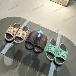 Tasarımcı ayakkabıları plastik waffle katır kauçuk sandallar erkek kadın delikleri kesik içi boş scuffs paris lüks havuz plaj kaydırıcıları unisex büyük boyutu 46 su geçirmez floplar
