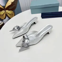 Klassisk kristallhög häl Ny kvinnlig riktig läderbanan Flower Decort Shoes Fashion Sexy Point Toe Party Dress Pumps Slippers