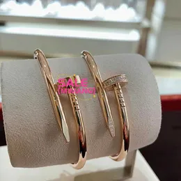 디자이너 Cartres Bangle Diamond Inlaid Titanium Steel Bracelet for Women Home High High 버전 두꺼운 도금 18K 로즈 골드 헤드 및 테일 다이아몬드 RS0F