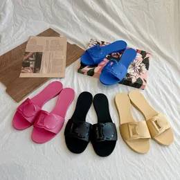 Sandles för kvinnor designer tofflor gummiläder mulor platt klackar kvinna claquette luxe ihåliga glider sommarrum utomhusskor sandaler