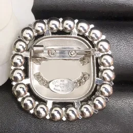 Gorąca okazja designer broszka kryształowe broszki marka litera szpilki piny biżuterii pin biżuterii