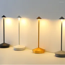 مصابيح طاولة مصباح سهم LED قابلة لإعادة الشحن المحمولة جميع الألومنيوم السرير بجانب مطعم بار البار في الجو