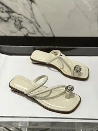 Klassiska sandaler berömda kvinnors designer glidande läder sandaler dubbel metall svart och vit brun sommarstrand tofflor
