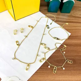 Designerörhängen armband guldlåshalsband för kvinnor lyxbrev smycken set mode kärlek f armband hänge kedja länk ny 220 240n