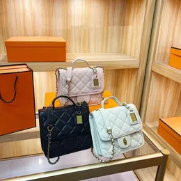 Hassas küçük cep çantası tasarımcısı toka tasarım metal harf etiketi elmas zincir moda tofu omuz çantası gündelik yüksek görünüm seviyesi basit banliyö çantası 2024