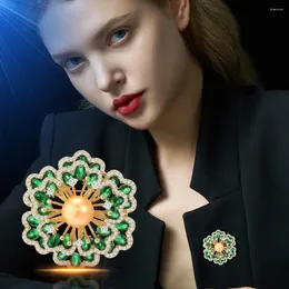 ブローチエレガントな絶妙なファッションCamellia Lady Brooch Luxury Micro-Inlay Zircon Design Begonia Flower Gift