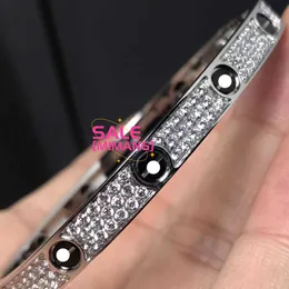 Pulseira de designer Cartres Bangle Alta Black Nail Starry Bracelet com design elegante e personalizado para o nicho de luxo de luz feminina Feel CZ85