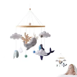 Hölzerne Baby Klapperschlangen weiche Filz Seelwalwal Wolken Pendell Bett Bell Mobile Krippe Montessori Spielzeugkindergeschenk 240506