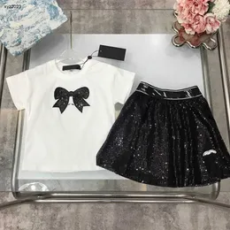 ファッションガールズドレスサマーベビートラックスーツキッズデザイナー服サイズ90-150 cm弓デコレーションTシャツと光沢のあるスパンコールショートスカート24メイ