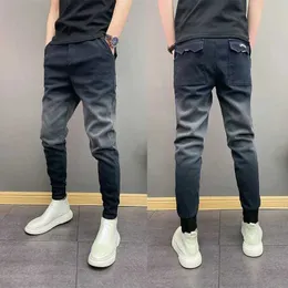 Jeans maschile appena arrivato designer di lusso coreano maschile elastico jeans pantaloni di denim casual gambe affusolate e borsa hip-hop gradiente Q240509