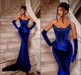 Royal Blue Velvet sjöjungfru aftonklänningar Stropplösa pärlstenar Ruched Sweep Train Prom Dress Custom Made Dinner Födelsedagsklänningar BC16601 0509