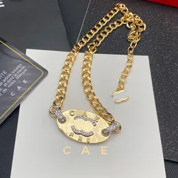 Luxury 18K Collana a placcata dorata Brand Designer Designs Collane di lusso con squisito intarsio di diamanti per set di donne affascinanti collane di alta qualità con scatola