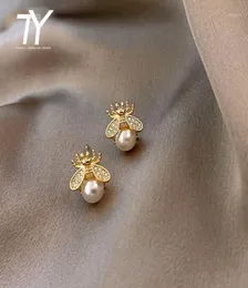 2020 Novos brincos de pérolas simples e luxuosos Design de moda Sense Bee Brincos de insetos coreanos jóias sexy19538707