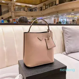 2021 Модный подиум в стиле ковша сумок роскошная дизайнерская дамская сумочка большая емкость Han Dbag Высококачественные сумки Высококачественные единичные продукты 2089