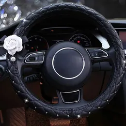 Rattet täcker nya Universal Camellia Leather Car Steering Wheel Cover Diamond Bling Car Assessoires Interiör för kvinnor Girls bildekoration T240509