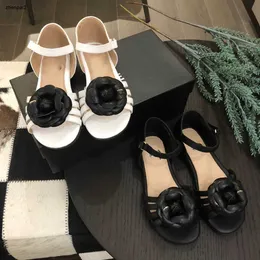 Lyxiga baby sandaler 3d läder blommor dekoration barn skor kostnad pris storlek 26-35 inklusive låda anti slip sula sommarflickor tofflor 24 maj