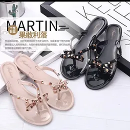 Designer tofflor Summer Women Beach Flip Flops Shoes Classic Quality Studded Ladies Cool Bow Knot Flat Slipper Female Rivet Jelly Sandals Shoes