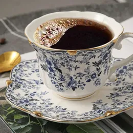 Osso China British British e Branch Coffee Cups e pires Conjunto de cerâmica Retro Europeu Luxo Luxo Floral Tarde Copo 240508