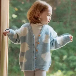 Set Cloud Childrens Sticked Cardigan V-Neck singel bröstflickor Tröja Tjockad Autumn Winter Baby Q240508