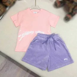 Marca per bambini tracce di set di ragazzi estivi a maniche corte set per bambini abiti firmati taglia da 100-150 cm t-shirt a motivi simmetrici e pantaloncini in pizzo 24 maggio