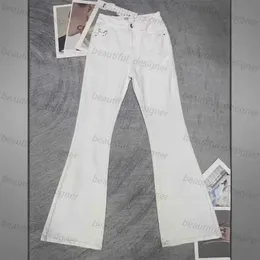 Роскошные дизайнерские женские джинсы 2024 Ранняя весна Новые стильные и стильные контрастные цветовые металлические декоративные акустические джинсы для женщин