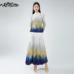 Sukienki robocze Suit for Women 2024 Autumn Famoda Dwuczęściowa plisowana w połowie wysokie szyi z długim rękawem bluzka pół ciała pasująca do spódnicy