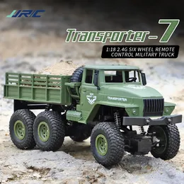 Erkekler için rc araba oyuncakları 1 18 uzaktan kumanda kamyonu askeri offroad aracı radyo kontrollü taşıyıcı ışık elektrikli oyuncak 240508