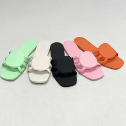 Sandálias de grife slides interligados para mulheres sapatos de plana de borracha chinelos engrenagem de caça de sapatos de praia com caixa 560