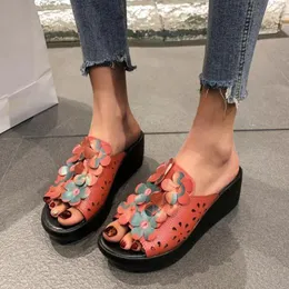 Slippare Kvinna Summer Ladies Flower Decoration Hollow Out Open Toe Lutning med tjock botten Zapatos Mujer 2024 Tendencia