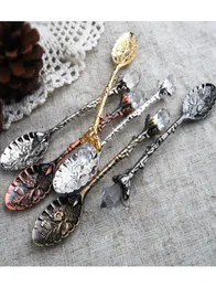 Vintage Royal Style Metal Carved Coffee Spoons Forks With Crystal Head Kitchen Fruit Prikkers efterrätt Icecream Scoop Gift4219520
