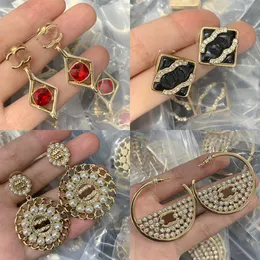 Orecchini in acciaio in acciaio in acciaio di lusso in oro lettere penzolanti per le orecchie di strass in cristallo per le orecchie da donna per le donne designer